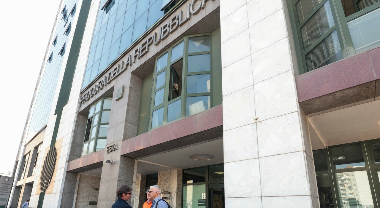 Immigrazione clandestina a Napoli, la cricca dei finti permessi: tre avvocati in manette Immigrazione clandestina a Napoli, la cricca dei finti permessi: tre avvocati in manette