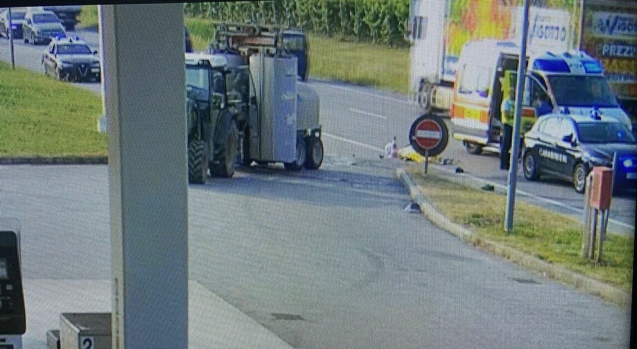 moto si schianta contro un trattore il centauro finisce sotto al mezzo agricolo e muore sul colpo