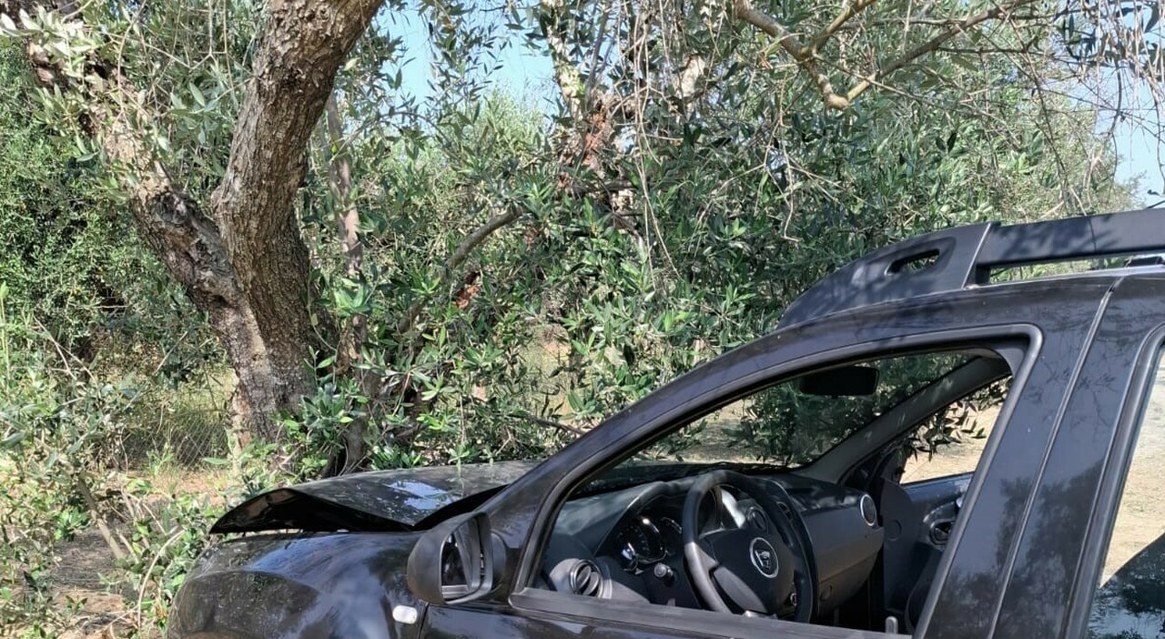 con l auto contro un albero morto probabilmente un malore il decesso prima dell impatto