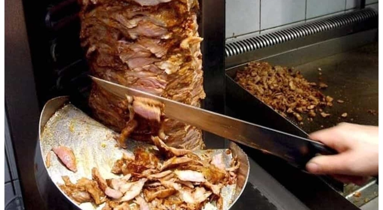 fano palpeggiata mentre taglia la carne del kebab pakistano condannato a 10 mesi la cliente mi ha toccato il seno