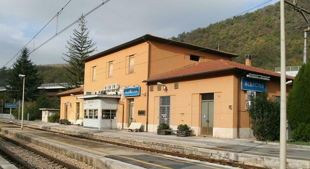 prende a pugni due professoresse choc sul treno le docenti picchiate senza motivo mentre andavano al lavoro sulla tratta jesi fabriano