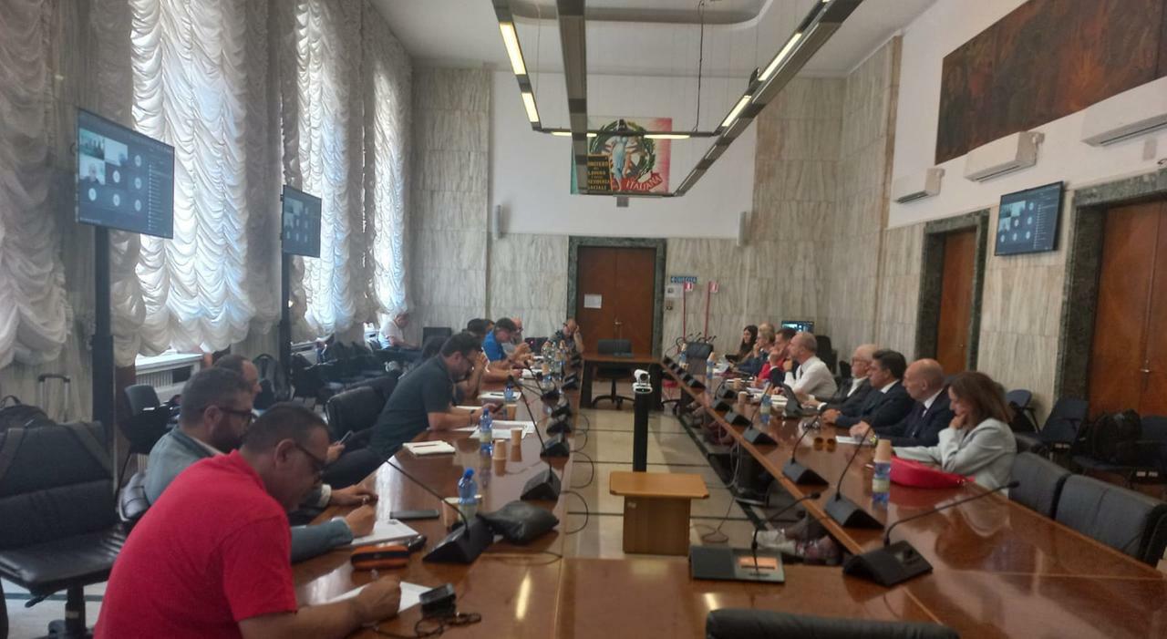 Ex Ilva, nuovo decreto: per la produzione 200 milioni e sparisce l?idrogeno dal futuro. E sale la cassa integrazione Ex Ilva, nuovo decreto: per la produzione 200 milioni e sparisce l?idrogeno dal futuro. E sale la cassa integrazione