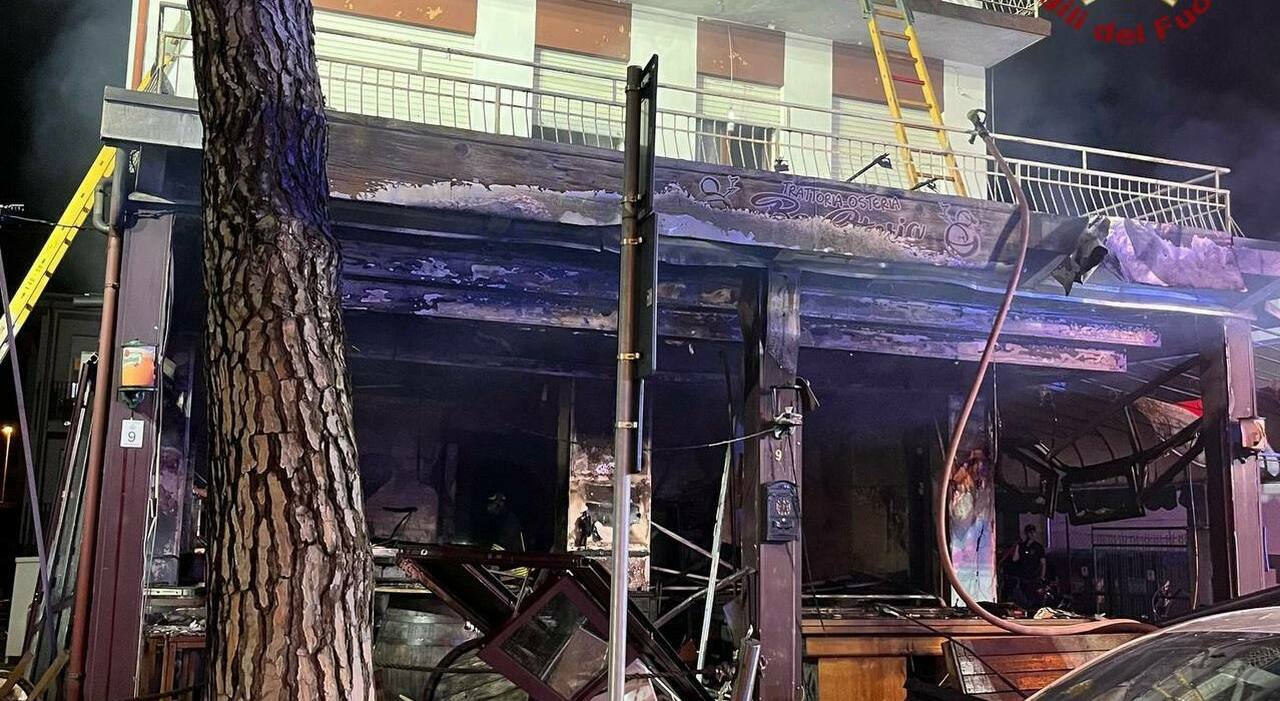 esplosione distrugge un bar i boati e la corsa in strada 15 lavoratori stagionali si rifugiano sul balcone salvati ed evacuati indagini sulla causa