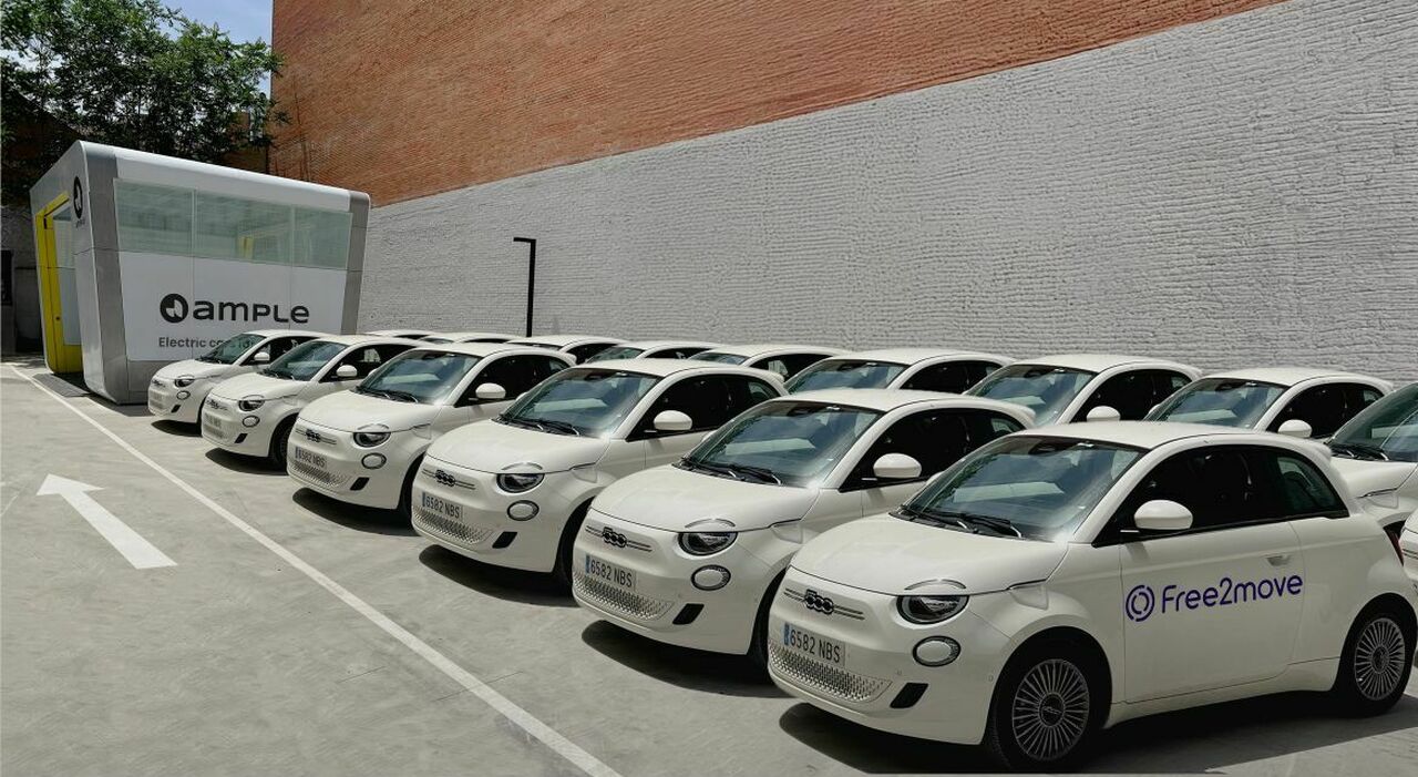 La flotta di Fiat 500e adattate per accogliere i pacchi batteria intercambiabili sviluppati da Ample