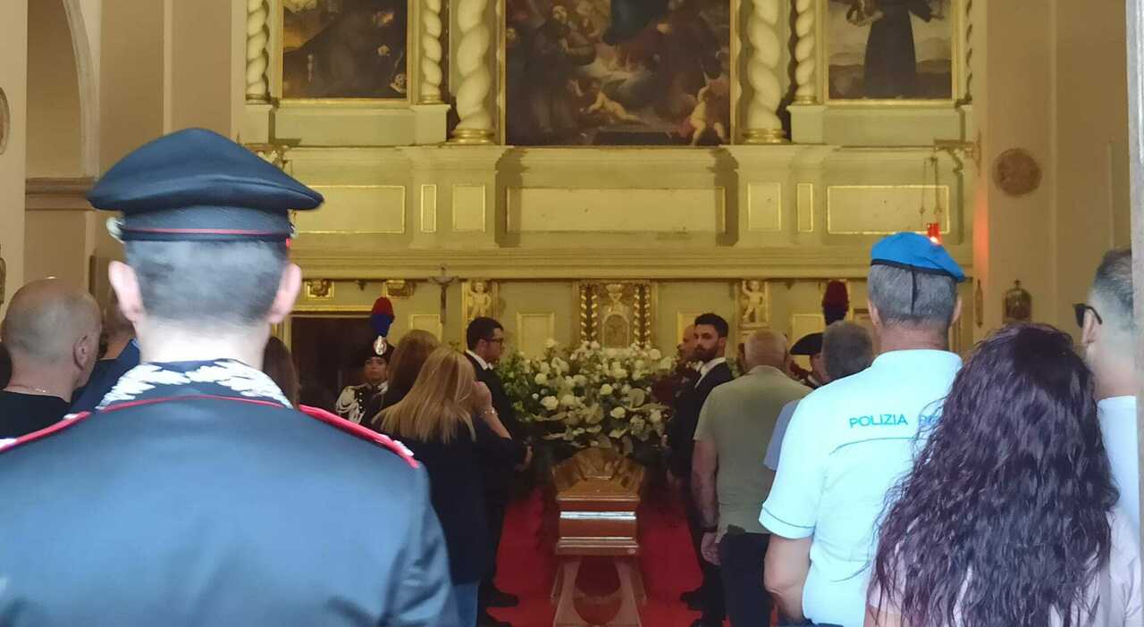 Carabiniere ucciso, in chiesa sindaco e comandante provinciale per l Carabiniere ucciso, in chiesa sindaco e comandante provinciale per l