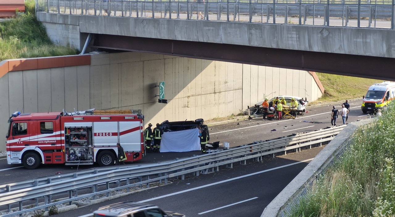 Incidente tra due auto sulla Pedemontana, una si è ribaltata: morto un 20enne e 2 feriti gravi Incidente tra due auto sulla Pedemontana, una si è ribaltata: morto un 20enne e 2 feriti gravi
