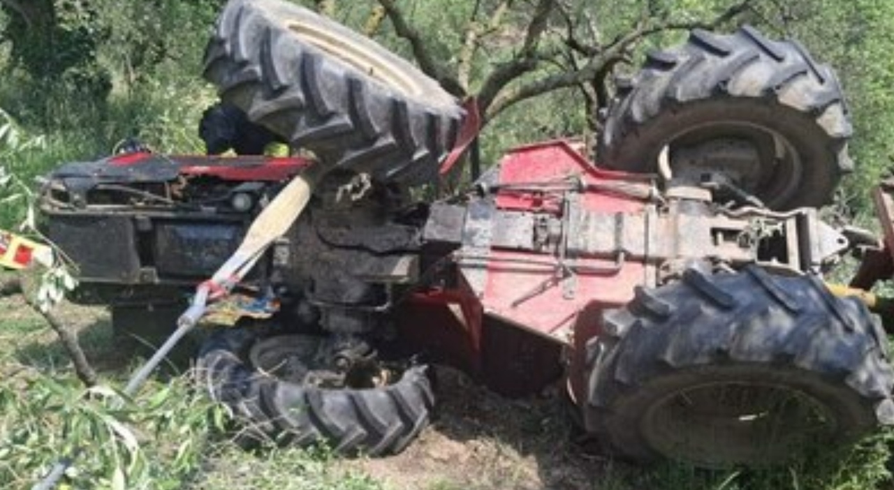 Trattore si ribalta, uomo finisce schiacciato e muore sul colpo