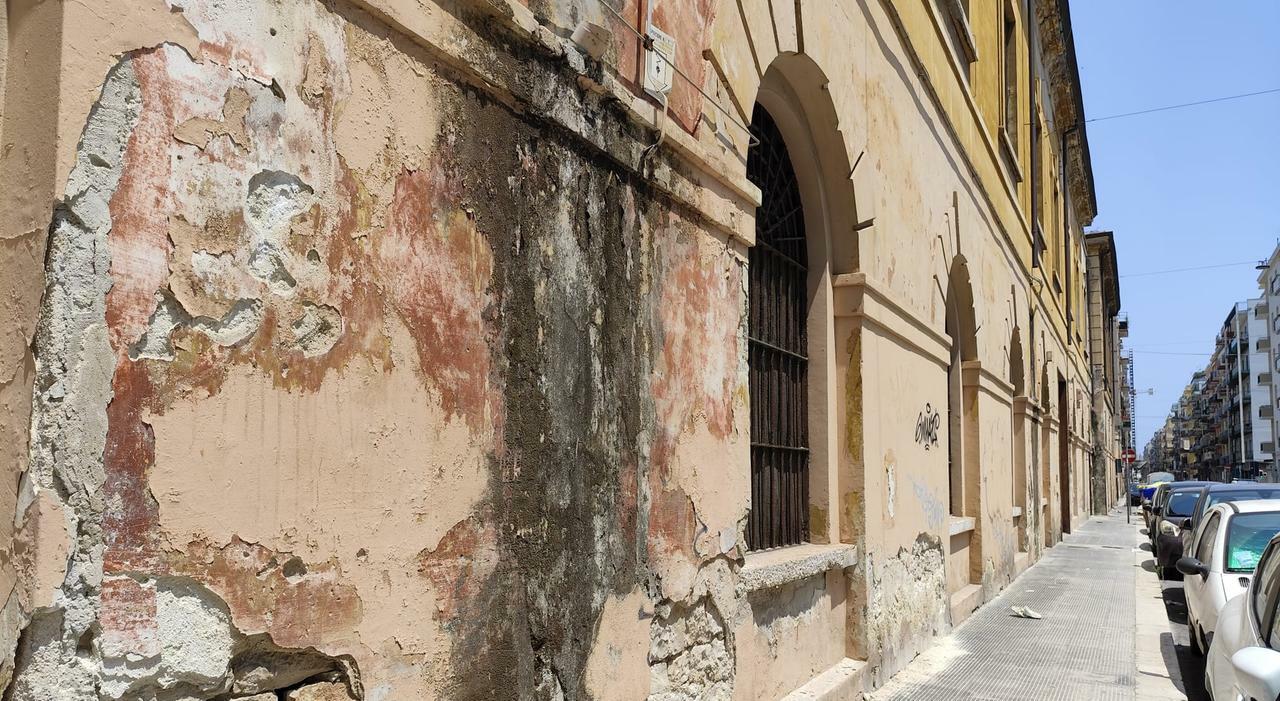 Ex Manifattura nel degrado: a fuoco materassi e rifiuti Ex Manifattura nel degrado: a fuoco materassi e rifiuti