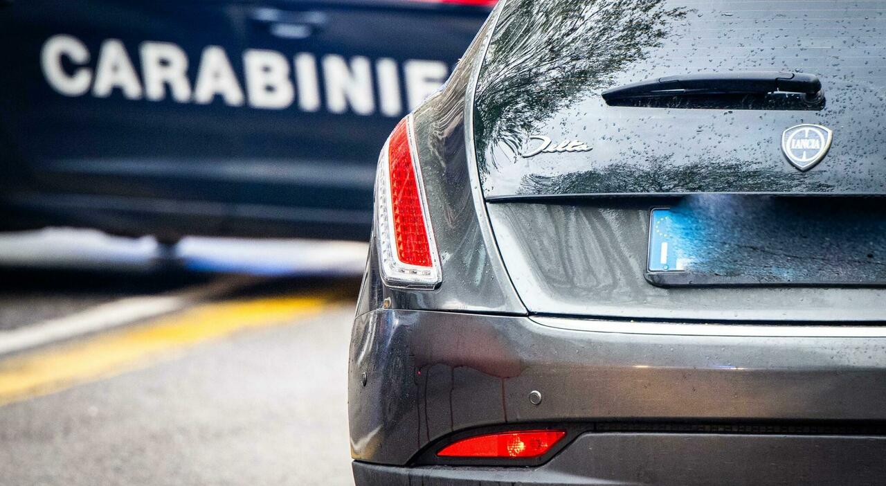 Spari tra la folla nel Napoletano: uomo ferito al petto e alla gamba, è caccia al killer Spari tra la folla nel Napoletano: uomo ferito al petto e alla gamba, è caccia al killer