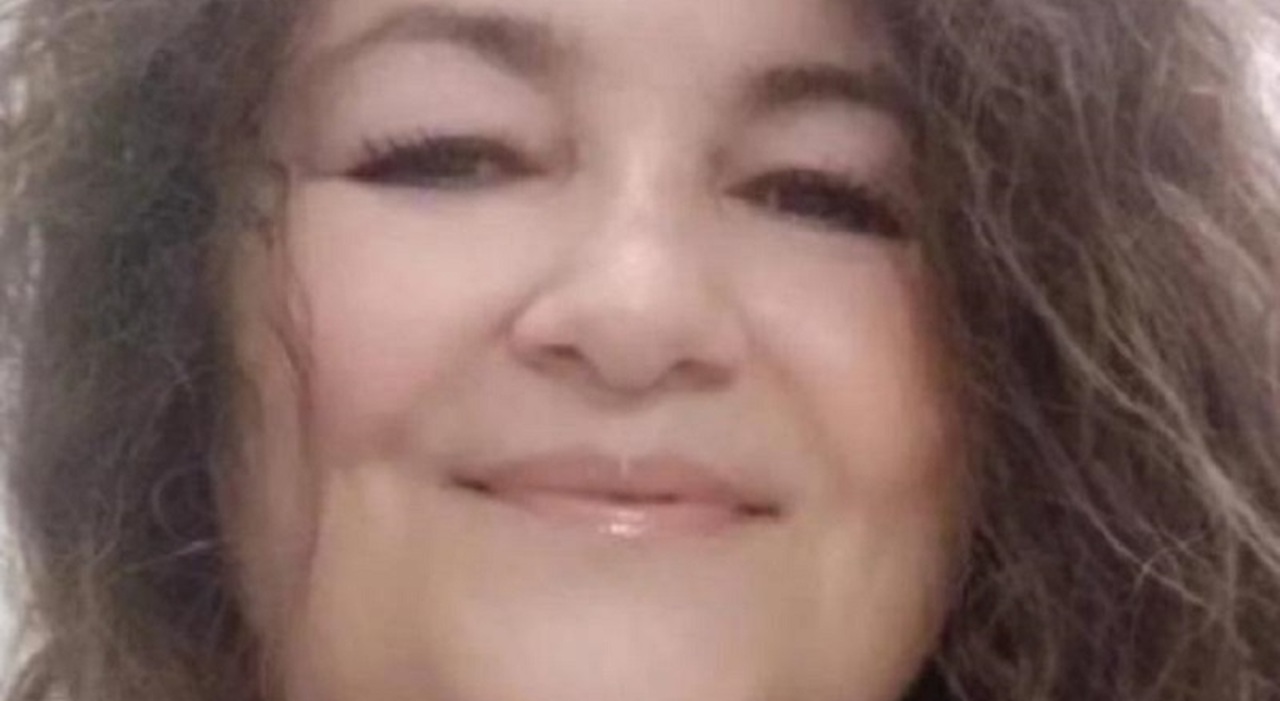 maria straniero si appoggia alla staccionata ma i pali cedono l ex segretaria di ca foscari precipita nel dirupo per 60 metri e muore davanti al marito