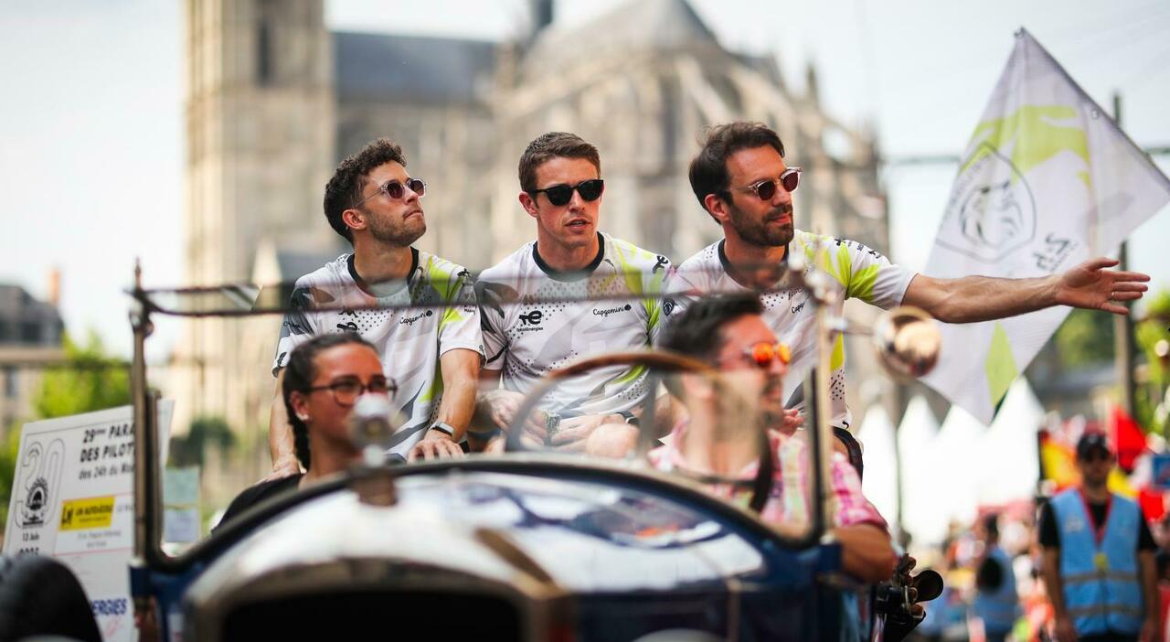 Piloti alla parata nel centro di Le Mans