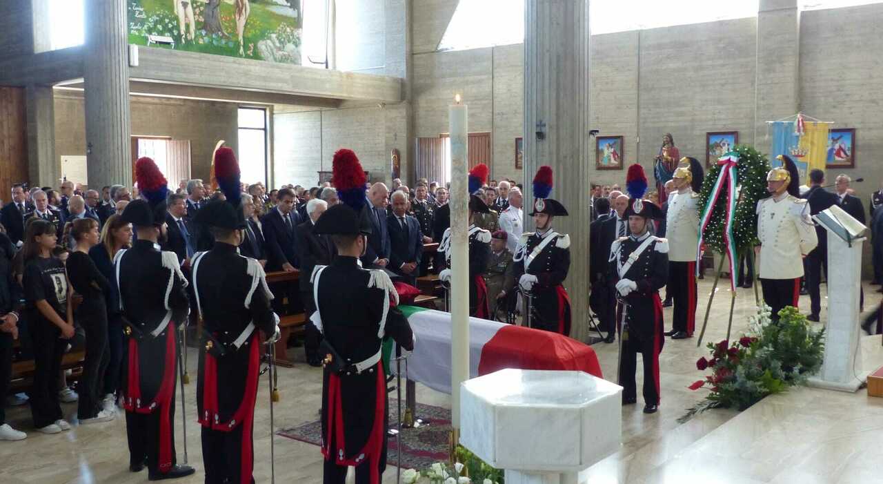 Carabiniere ucciso, in centinaia per i funerali di Carlo Legrottaglie. Mattarella abbraccia i parenti