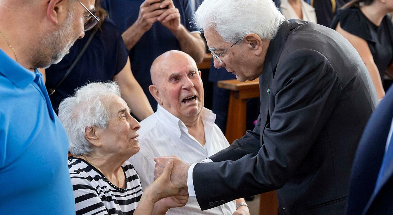 Carabiniere ucciso, in centinaia per i funerali di Carlo Legrottaglie. Mattarella abbraccia i genitori Carabiniere ucciso, in centinaia per i funerali di Carlo Legrottaglie. Mattarella abbraccia i genitori