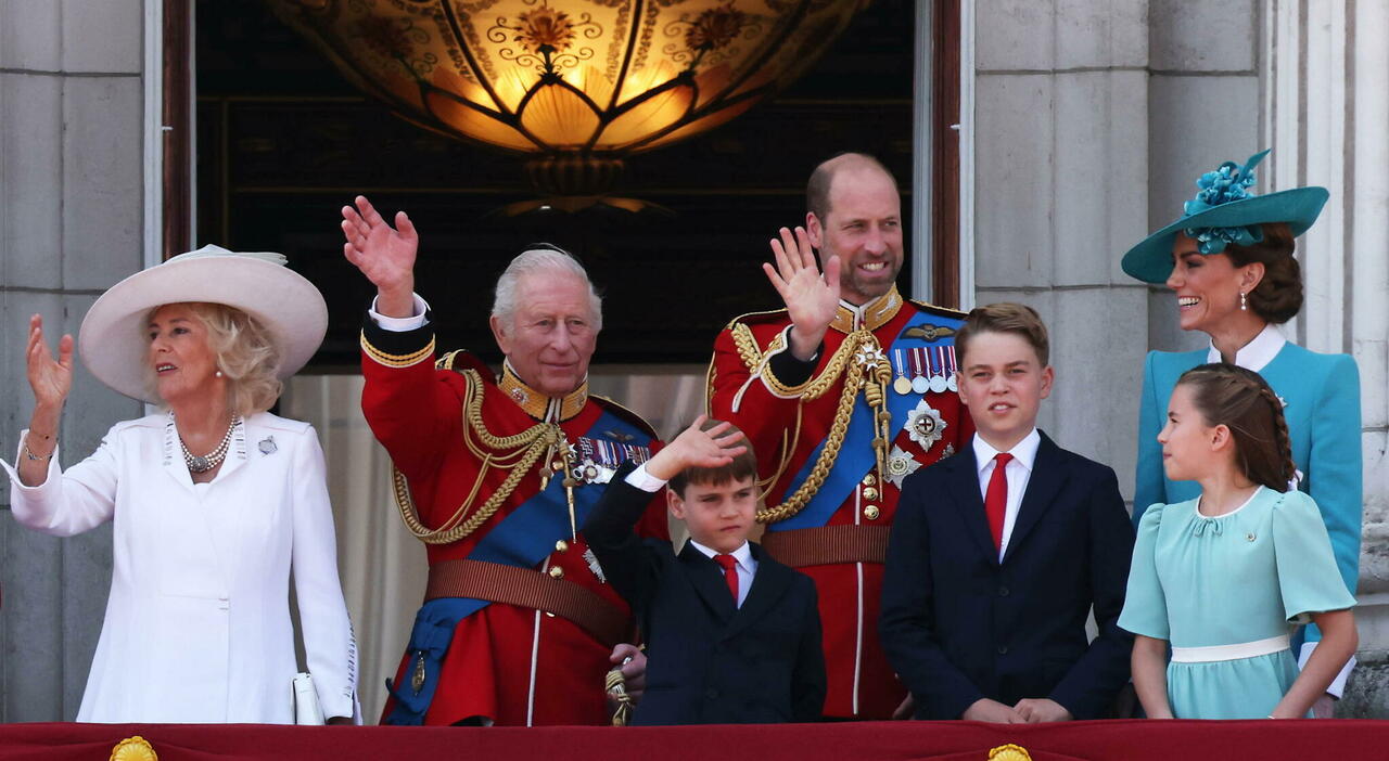 Trooping the colour a Londra: Carlo in carrozza (per motivi di salute), Kate Middleton coordinata con Charlotte, William a cavallo al posto del padre. Le curiosità sulla parata Trooping the colour a Londra: Carlo in carrozza (per motivi di salute), Kate Middleton coordinata con Charlotte, William a cavallo al posto del padre. Le curiosità sulla parata