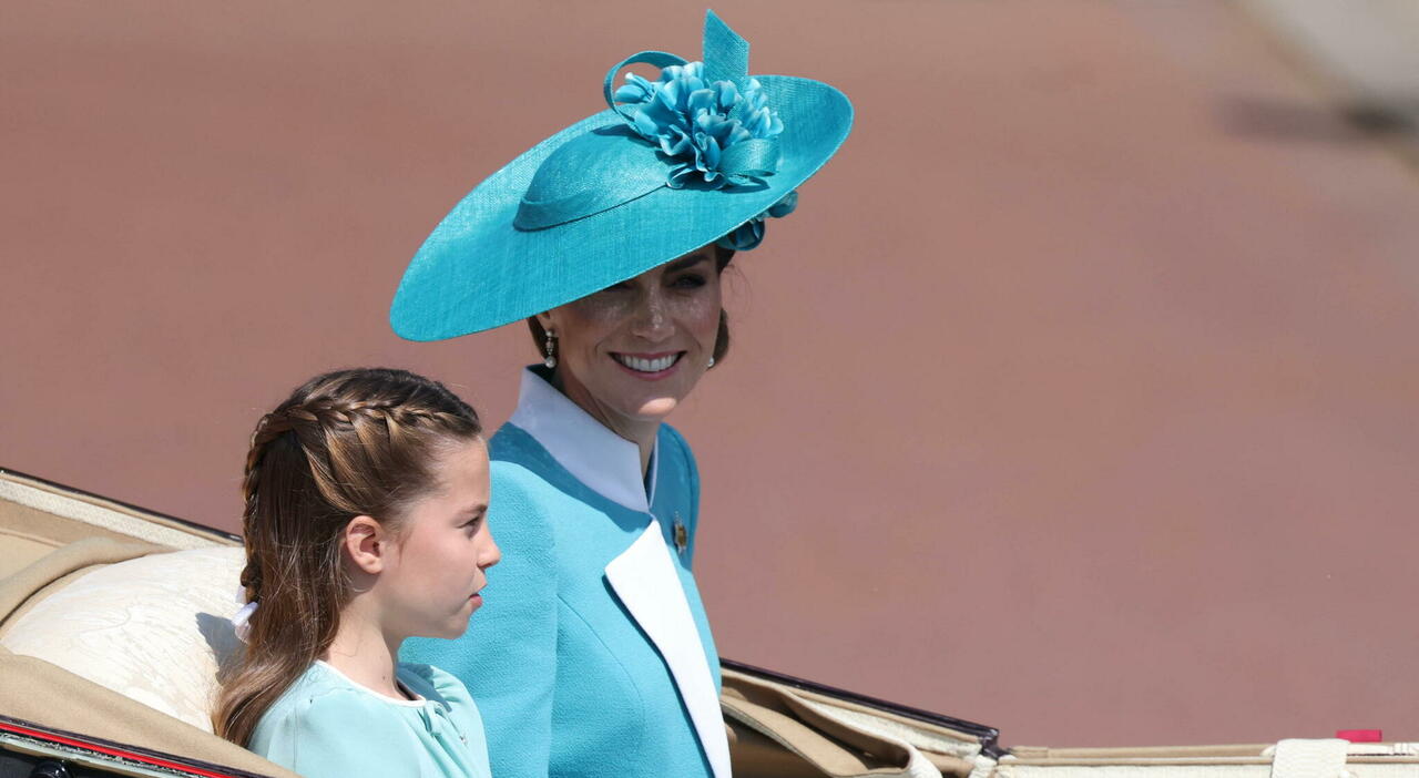 Kate Middleton in azzurro Tiffany per il Trooping the colour: il cappello (da 800 euro), gli orecchini della regina Elisabetta e il look coordinato per Charlotte. Tutti i brand