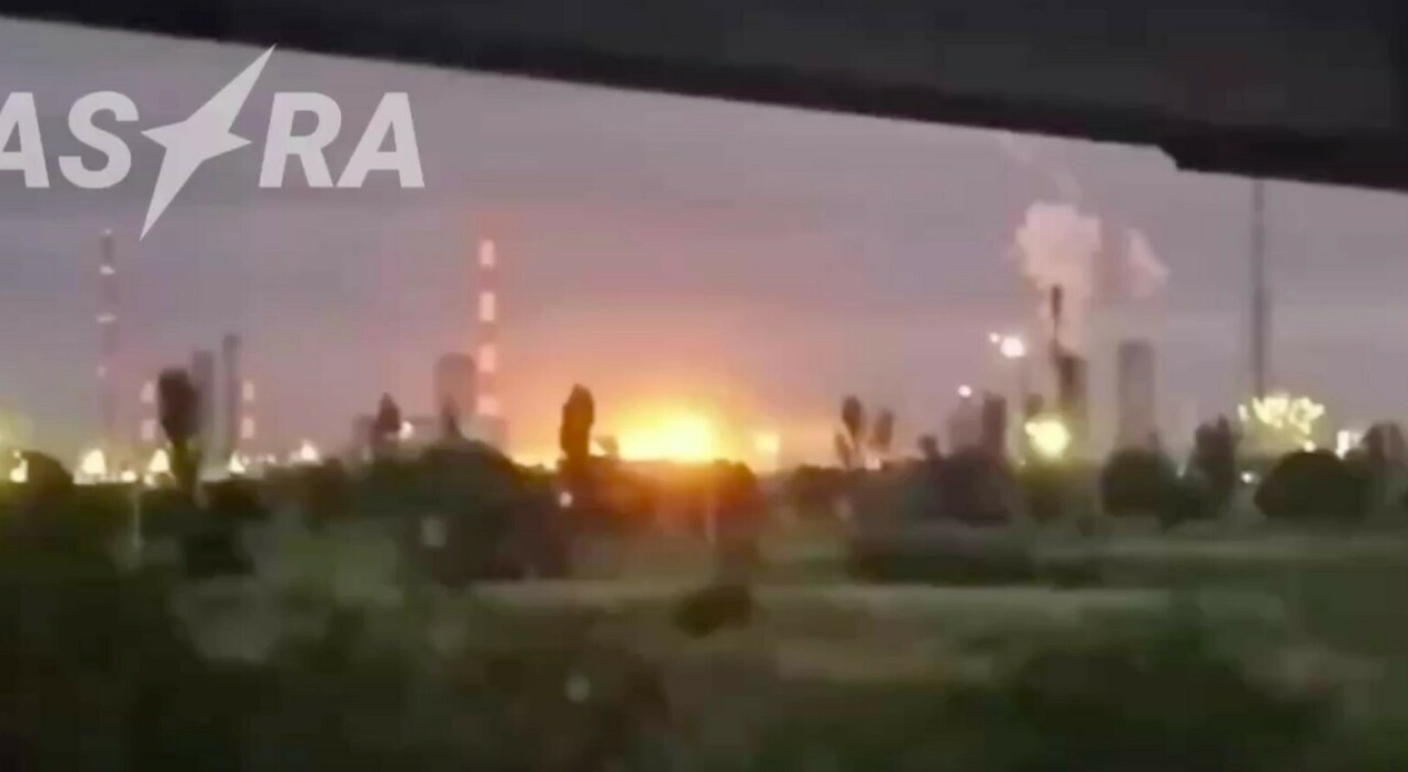 Ucraina, nuovo attacco di droni in Russia (a 1000 km dal confine): colpito il più grande impianto chimico del Paese Ucraina, nuovo attacco di droni in Russia (a 1000 km dal confine): colpito il più grande impianto chimico del Paese