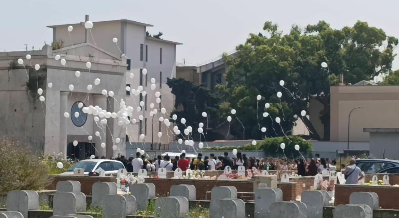I funerali di Nicola Mirti, ucciso a Varcaturo: l?ultimo saluto al cimitero di Miano tra lacrime e rabbia