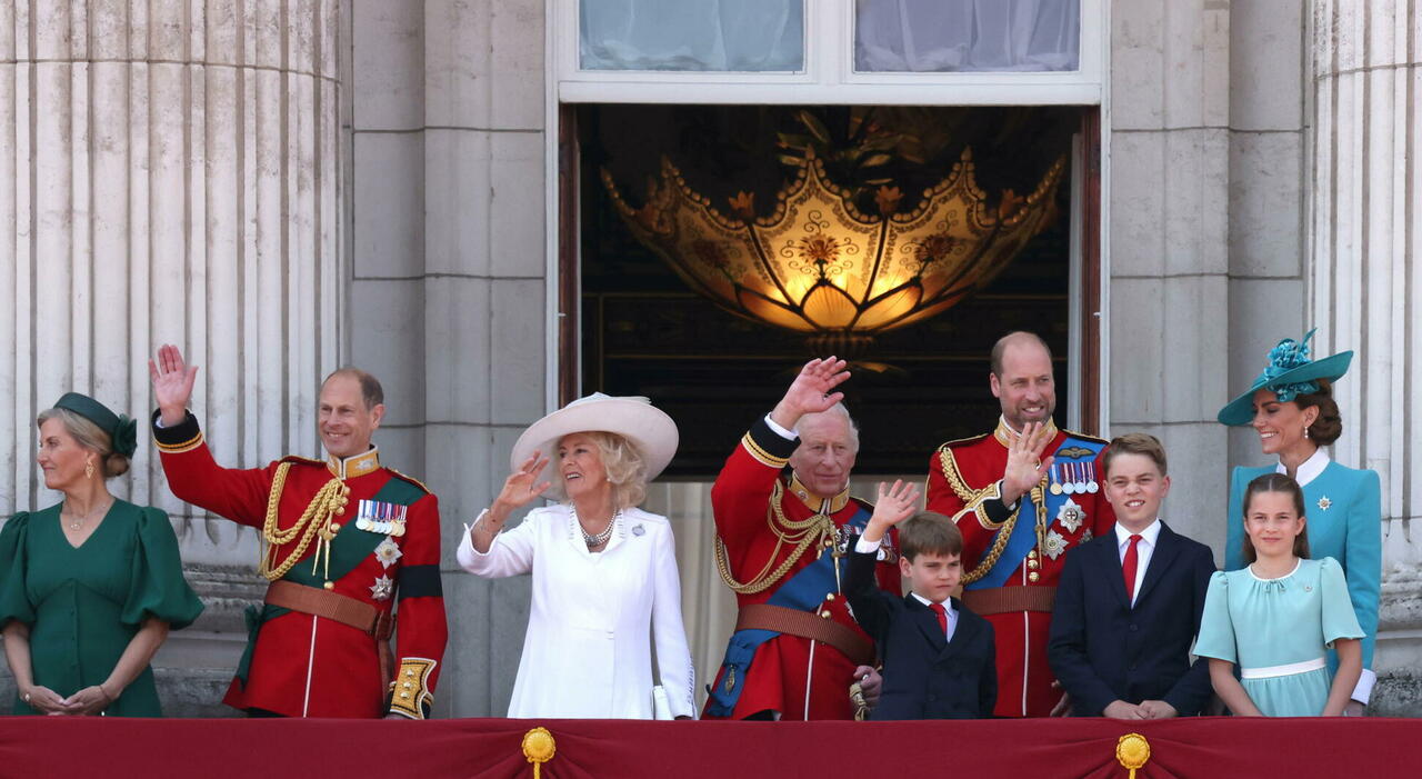 Il principino Louis star del Trooping the colour 2025: il sorriso sdentato e lo show sul balcone di Buckingham Palace Il principino Louis star del Trooping the colour 2025: il sorriso sdentato e lo show sul balcone di Buckingham Palace