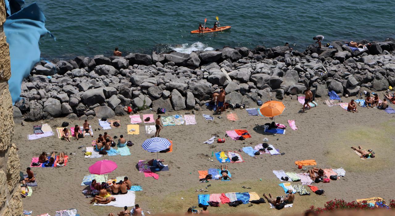 Spiagge a Napoli, niente ressa il nuovo piano funziona: «Più posti in sicurezza» Spiagge a Napoli, niente ressa il nuovo piano funziona: «Più posti in sicurezza»