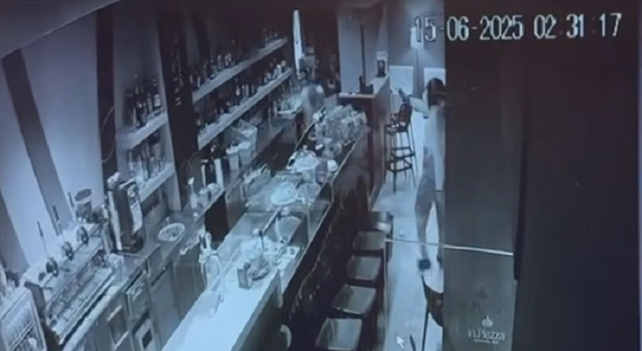 Salerno, tenta due rapine e spara al gestore del bar per fortuna non colpendolo Salerno, tenta due rapine e spara al gestore del bar per fortuna non colpendolo