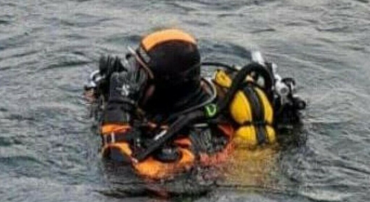 Bambina di 10 anni scompare dopo aver fatto il bagno nel lago di Bilancino: ricerche in corso con i sommozzatori Bambina di 10 anni scompare dopo aver fatto il bagno nel lago di Bilancino: ricerche in corso con i sommozzatori