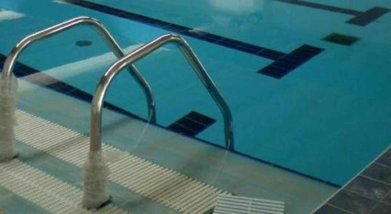 Bambino di 6 anni muore dopo un tuffo in piscina: «Forse un malore o una congestione». Il dramma in campeggio Bambino di 6 anni muore dopo un tuffo in piscina: «Forse un malore o una congestione». Il dramma in campeggio