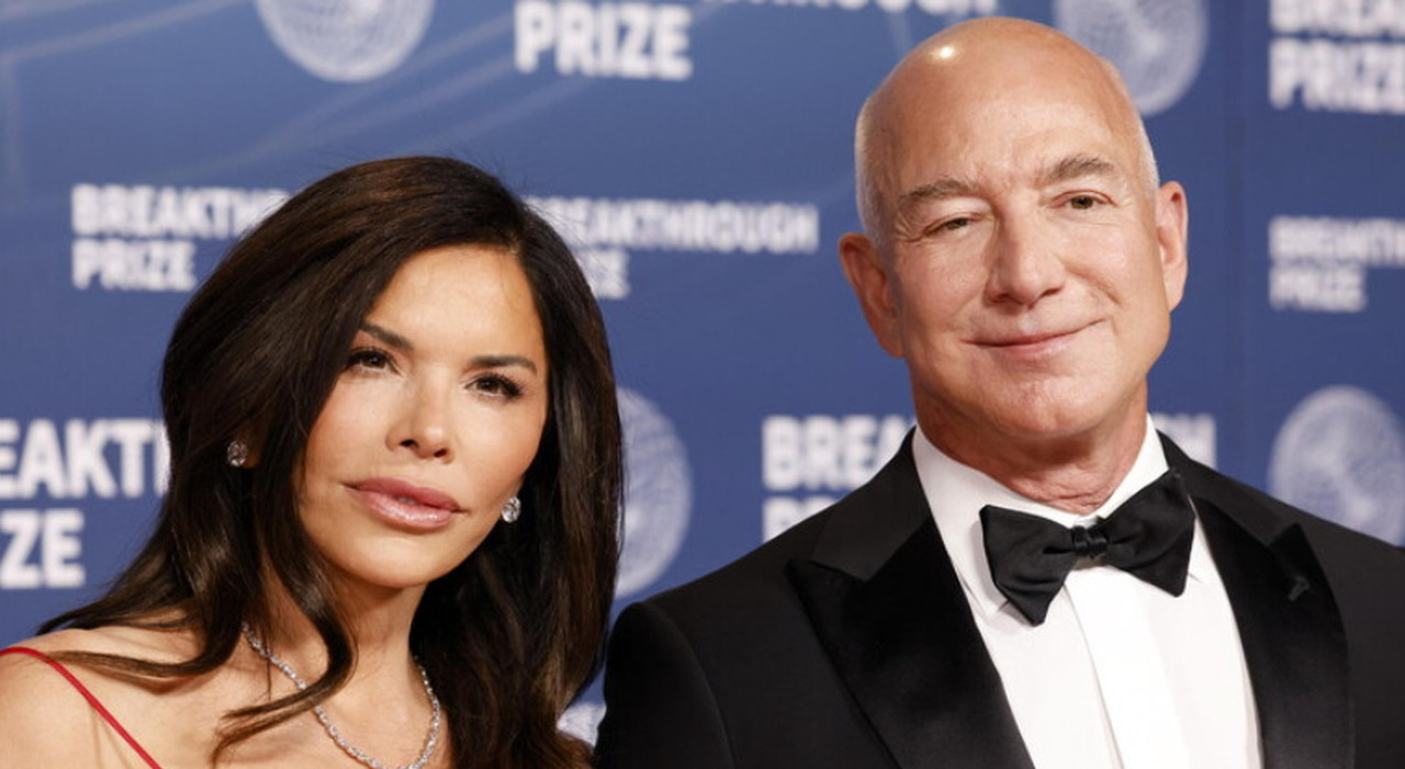 https://statics.cedscdn.it/photos/MED_HIGH/2025/06/15/8900112_15203303_bezos_sanchez.jpg