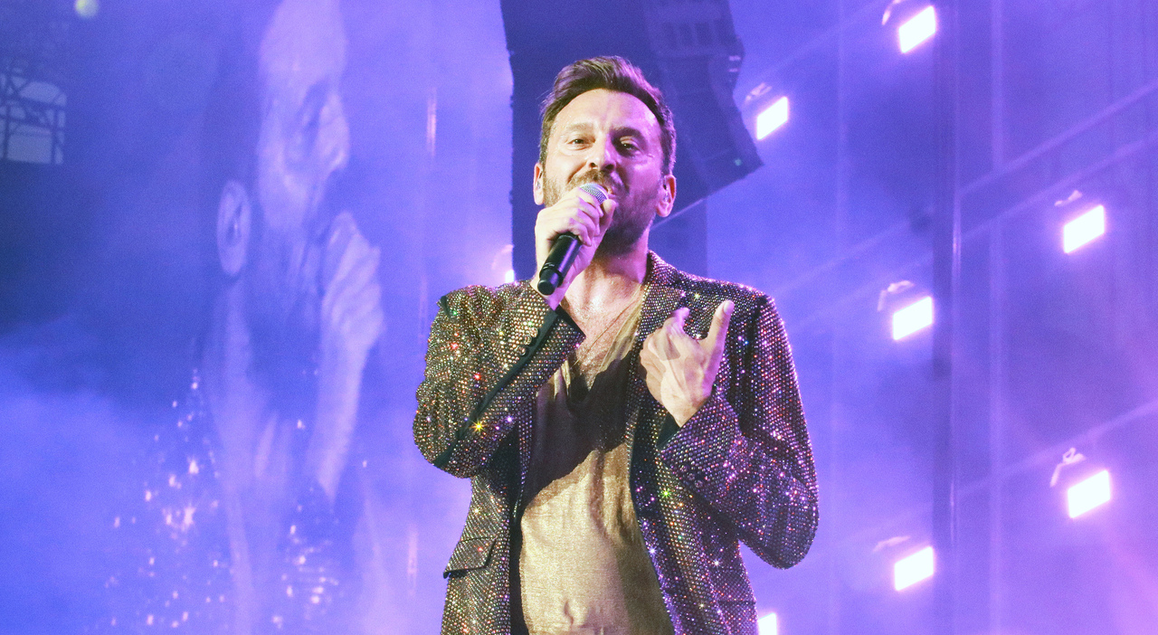 https://statics.cedscdn.it/photos/MED_HIGH/2025/06/15/8900173_15215315_cesare_cremonini_san_siro_concerto_milano_oggi_15_6_2025.jpg