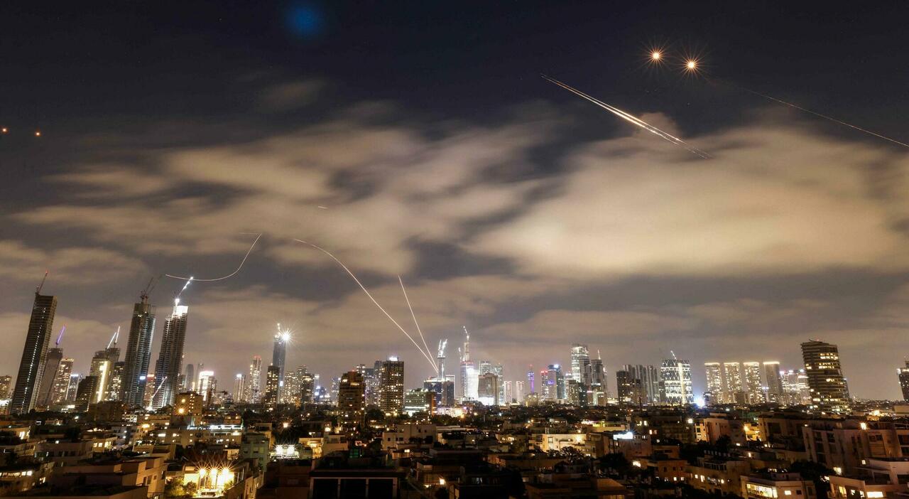 Iran sotto le bombe, cittadini in fuga da Teheran. Contrattacco su Tel Aviv e Haifa: milioni di israeliani nei bunker Iran sotto le bombe, cittadini in fuga da Teheran. Contrattacco su Tel Aviv e Haifa: milioni di israeliani nei bunker