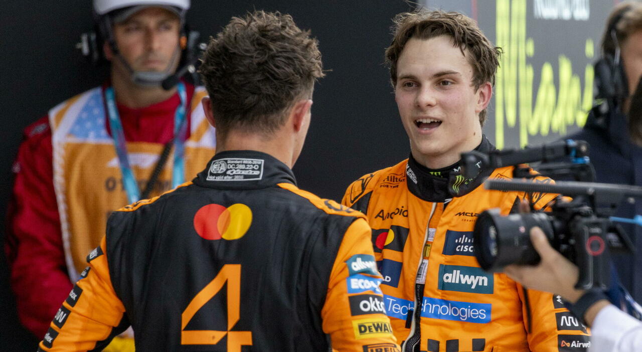 Oscar Piastri e di spalle Lando Norris