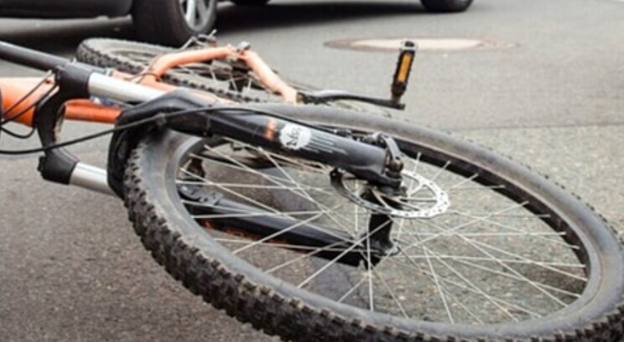 Un ingegnoso tentativo di frode: gettarsi sull’auto e sabotare la bici per un risarcimento, ma un’impiegata interviene appena in tempo. Un ingegnoso tentativo di frode: gettarsi sull’auto e sabotare la bici per un risarcimento, ma un’impiegata interviene appena in tempo.