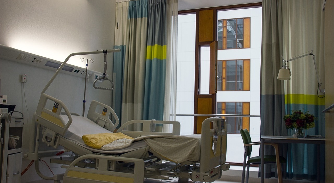 Entra in ospedale con una pistola, uccide la moglie ricoverata e si toglie la vita. «Un dramma della disperazione» Entra in ospedale con una pistola, uccide la moglie ricoverata e si toglie la vita. «Un dramma della disperazione»
