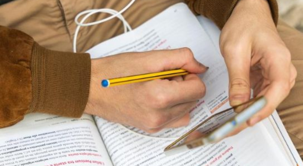 stop ai cellulari in classe anche alle superiori ecco quando si pu242 usare cosa prevede la circolare del ministero dell istruzione