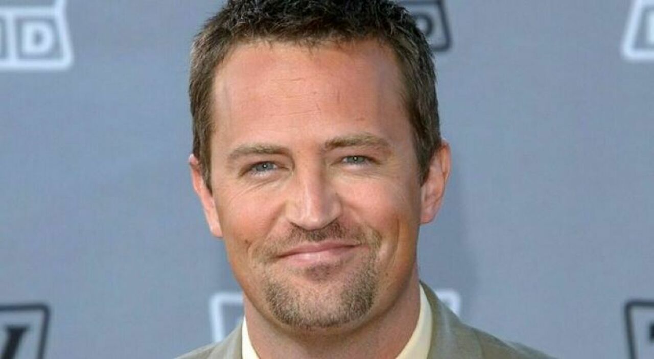 https://statics.cedscdn.it/photos/MED_HIGH/2025/06/17/8903207_17083047_matthew_perry_.jpg