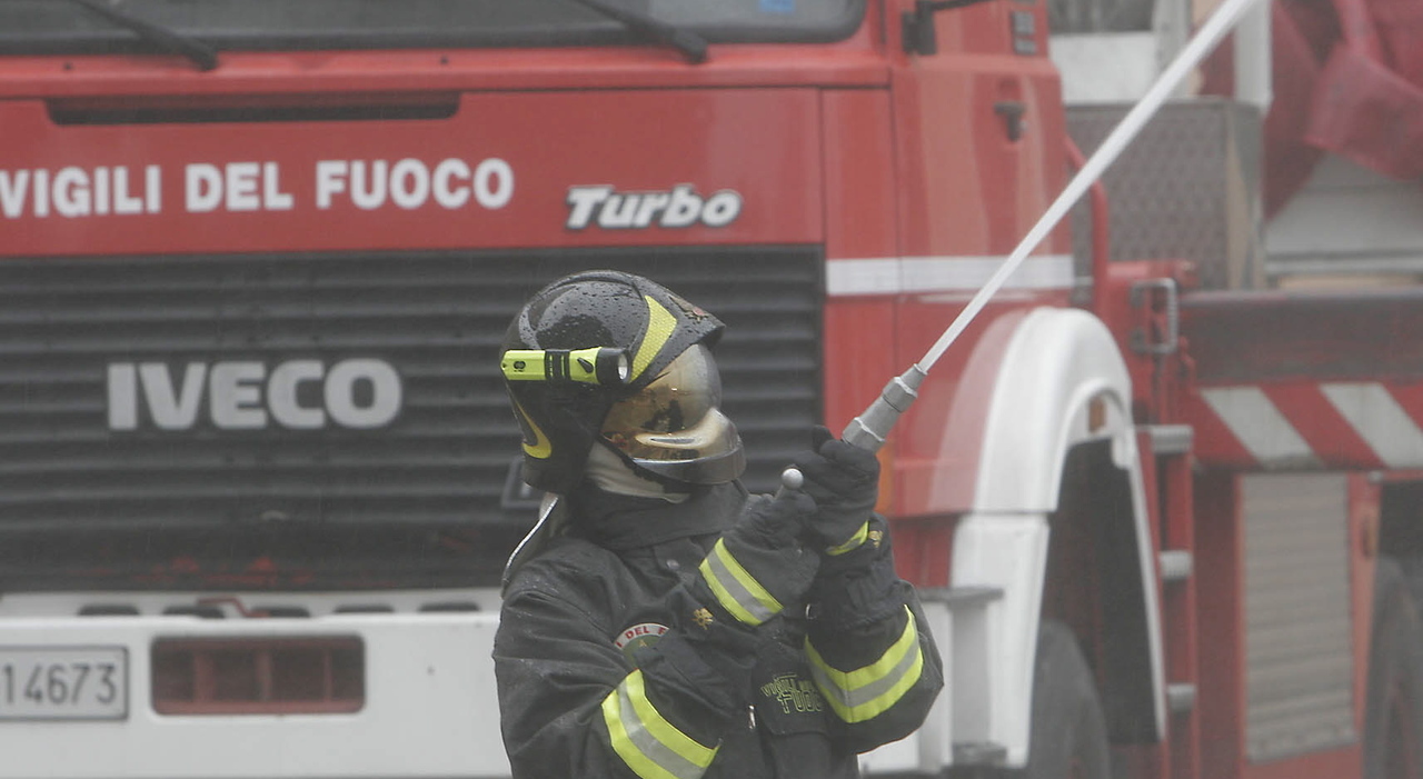 Incendio in un appartamento, donna muore soffocata dal fumo: edificio evacuato Incendio in un appartamento, donna muore soffocata dal fumo: edificio evacuato