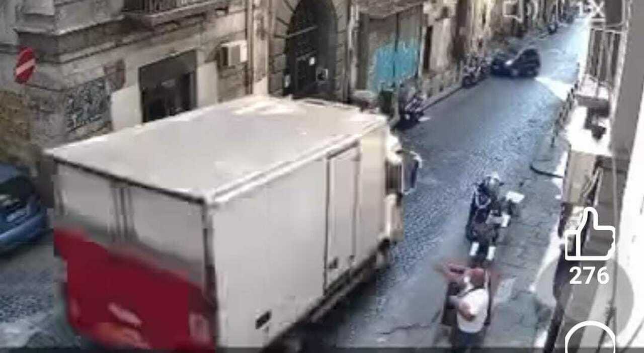 Furgone si schianta contro un muro a Napoli, il video dell Furgone si schianta contro un muro a Napoli, il video dell