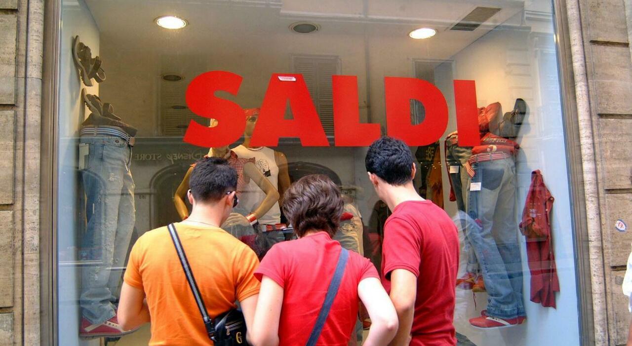 Saldi estivi 2025, il calendario ufficiale: la data di inizio regione per regione e le regole: «Cambio? fino a due mesi dopo» Saldi estivi 2025, il calendario ufficiale: la data di inizio regione per regione e le regole: «Cambio? fino a due mesi dopo»