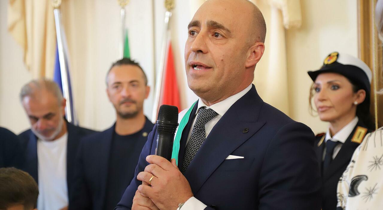 Intervista al sindaco Bitetti: «Tra cinque anni Taranto sarà una città normale e ambiziosa
Giunta? Mi aspetto maturità» Intervista al sindaco Bitetti: «Tra cinque anni Taranto sarà una città normale e ambiziosa
Giunta? Mi aspetto maturità»