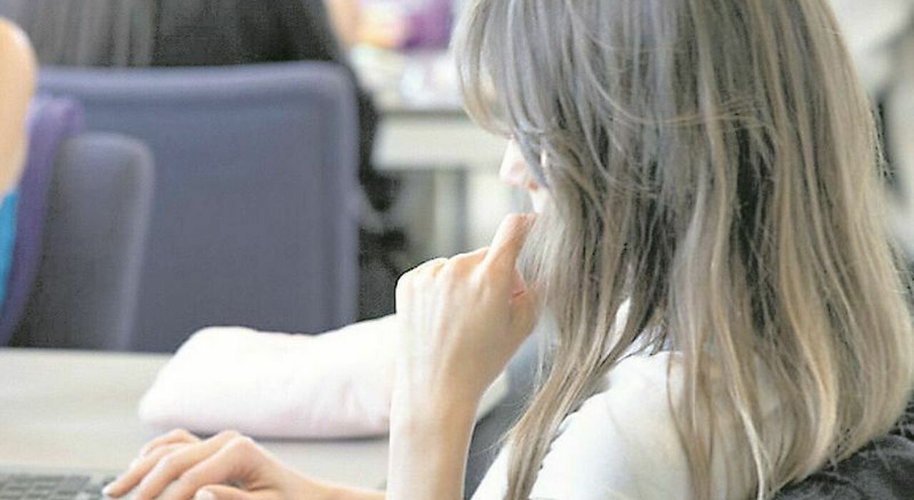 Scuola, la circolare del ministro Valditara: via i cellulari in classe anche alle superiori Scuola, la circolare del ministro Valditara: via i cellulari in classe anche alle superiori