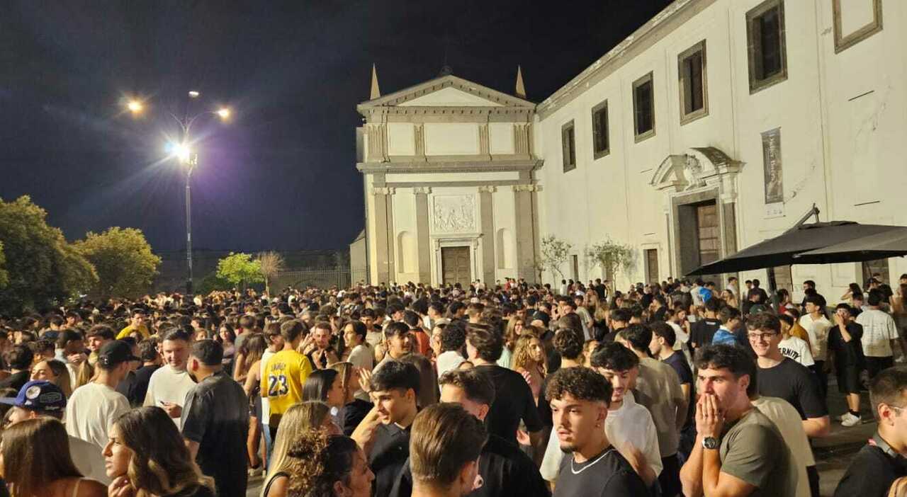 Napoli, notte prima degli esami: 2mila maturandi per il rito a San Martino Napoli, notte prima degli esami: 2mila maturandi per il rito a San Martino