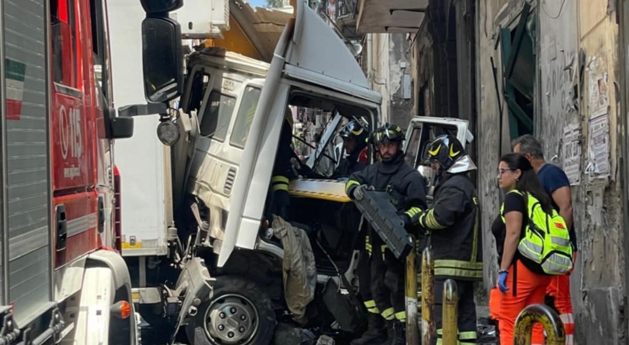 camion fuori controllo sembrava un missile parla il camionista dell incidente ai quartieri spagnoli a napoli