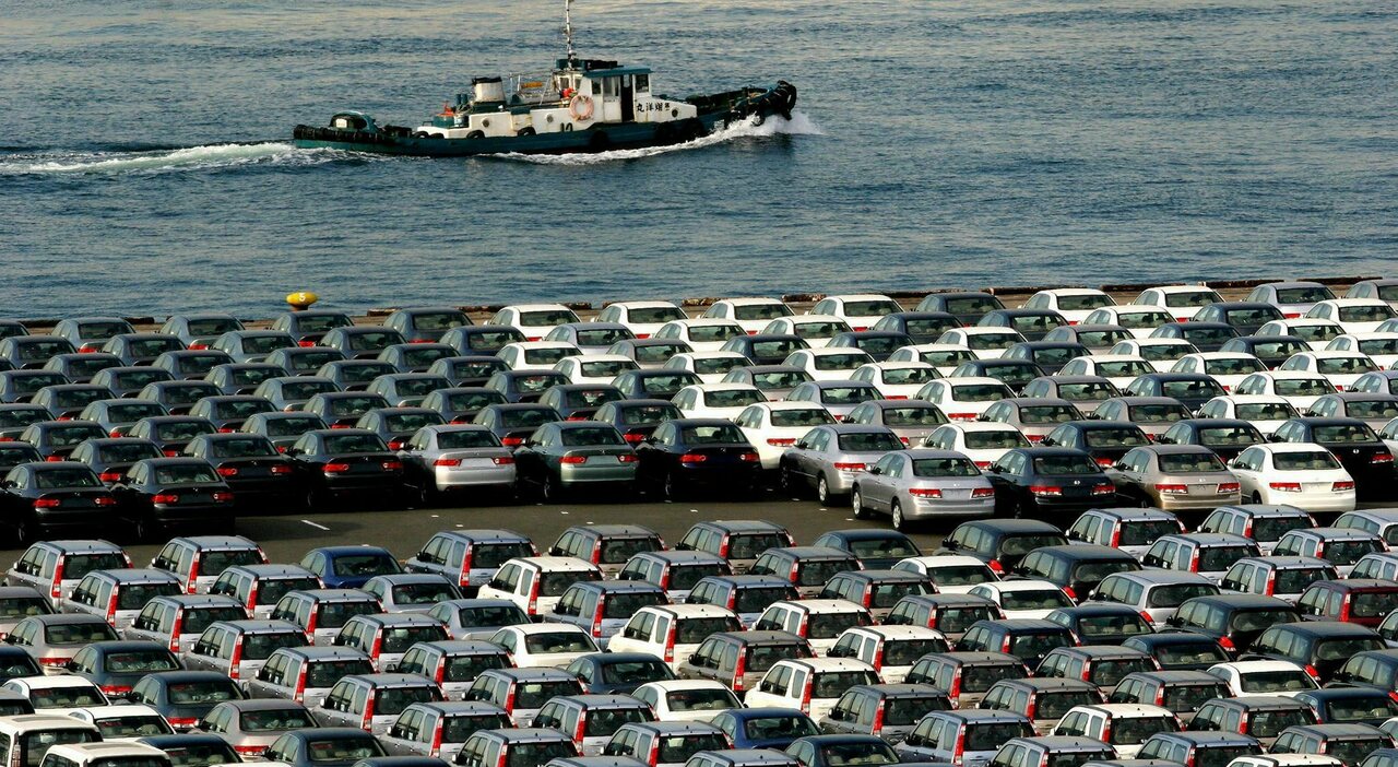 Veicoli Honda in attesa di esportazione nel porto di Tokyo