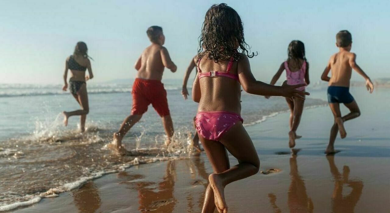 https://statics.cedscdn.it/photos/MED_HIGH/2025/06/18/8905600_18131058_bambini_bagno_mare_cosa_fare.jpg