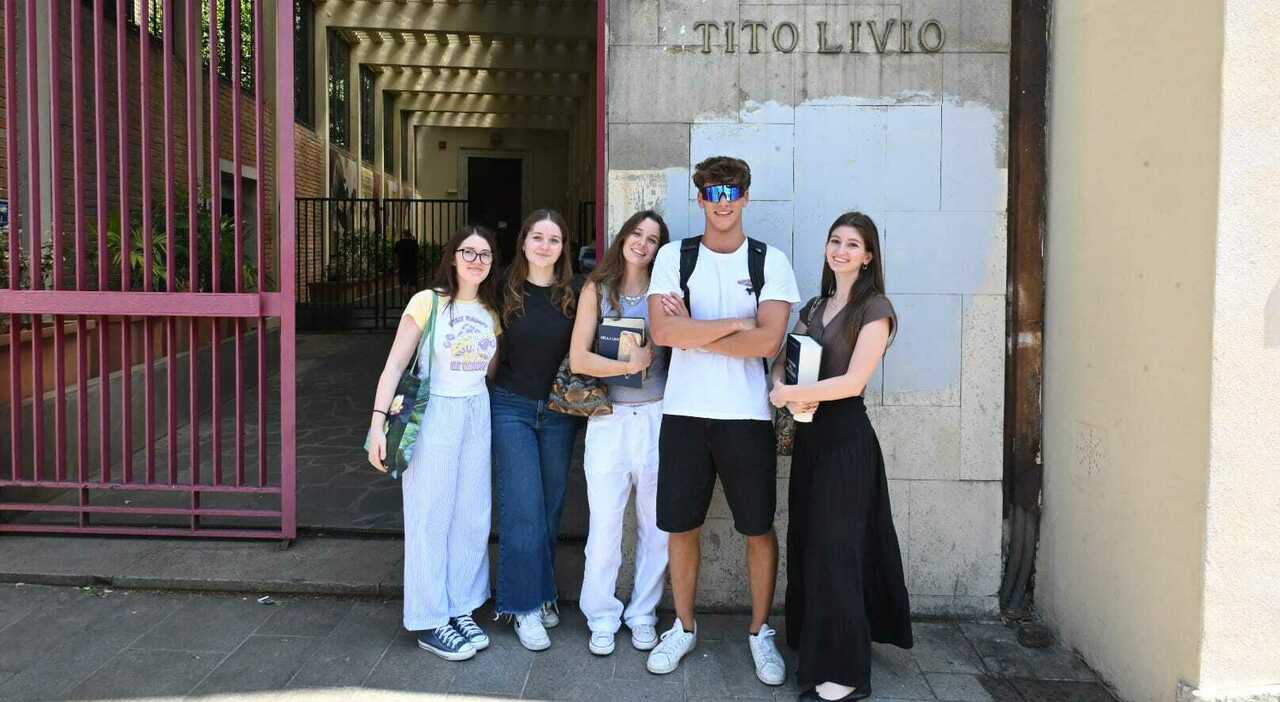 https://statics.cedscdn.it/photos/MED_HIGH/2025/06/18/8905692_18143036_maturita_prime_impressioni_tracce_studenti_tito_livio_prima_prova_padova.jpg