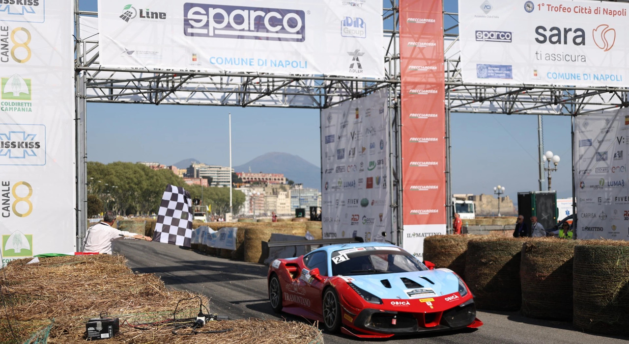 Una Ferrari sul Lungomare Caracciolo
