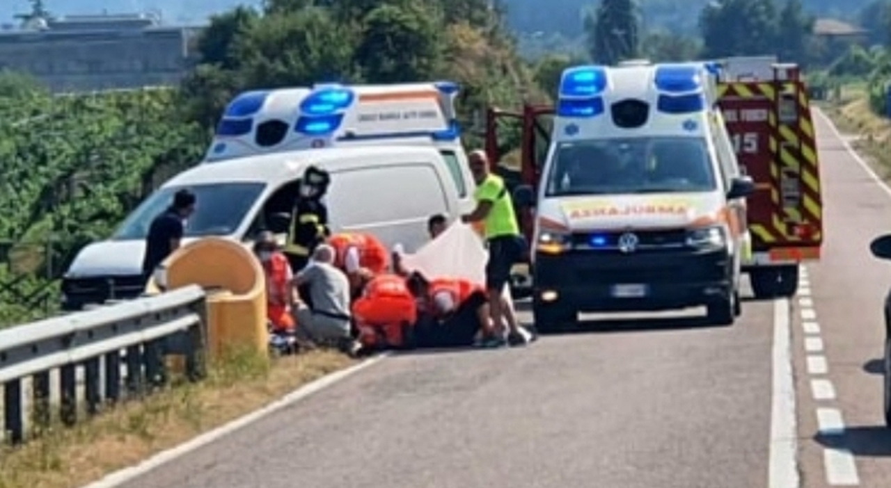 Incidente a Forni di Sopra. Perde il controllo della moto in curva, centauro muore infilzato dal guardrail Incidente a Forni di Sopra. Perde il controllo della moto in curva, centauro muore infilzato dal guardrail