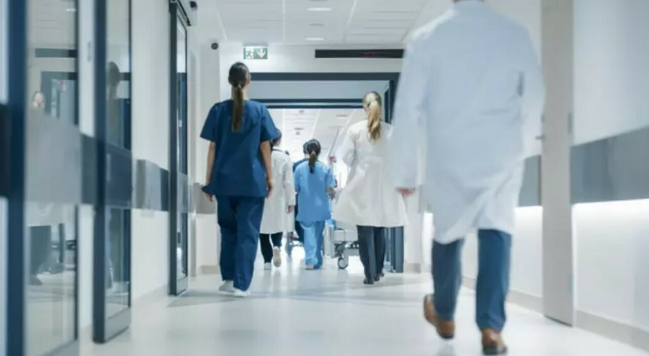 https://statics.cedscdn.it/photos/MED_HIGH/2025/06/18/8905774_18160821_sanita_contratto_rinnovo_150_euro_aumento_al_mese_oggi_18_6_2025.jpg