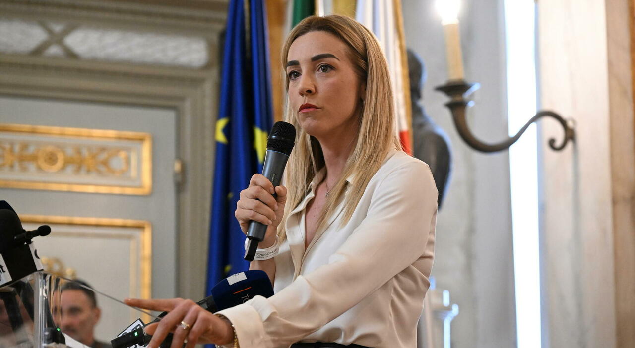 https://statics.cedscdn.it/photos/MED_HIGH/2025/06/18/8906015_18184708_silvia_salis_dossieraggio_vigili_urbani_intercettazioni_genova_oggi_18_6_2025.jpg