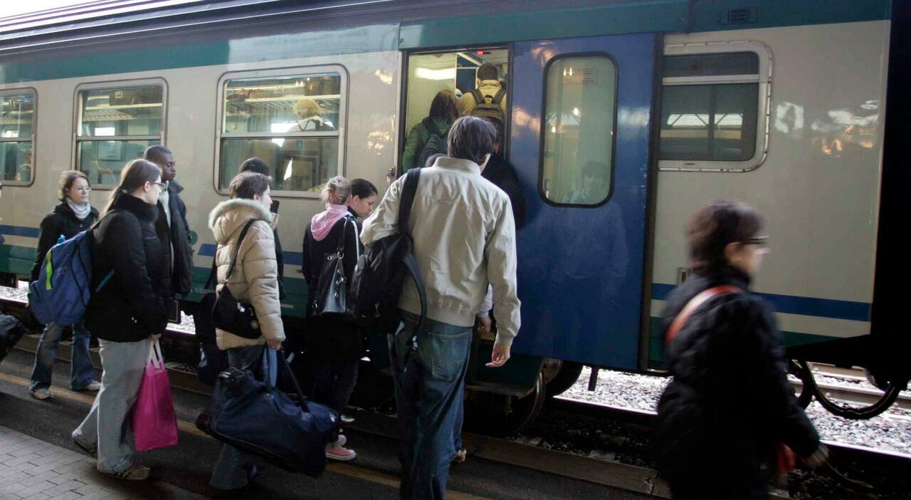 Treni in ritardo, pendolare non riesce a prendere le coincidenze: «Così ho perso l?esame della vita» Treni in ritardo, pendolare non riesce a prendere le coincidenze: «Così ho perso l?esame della vita»