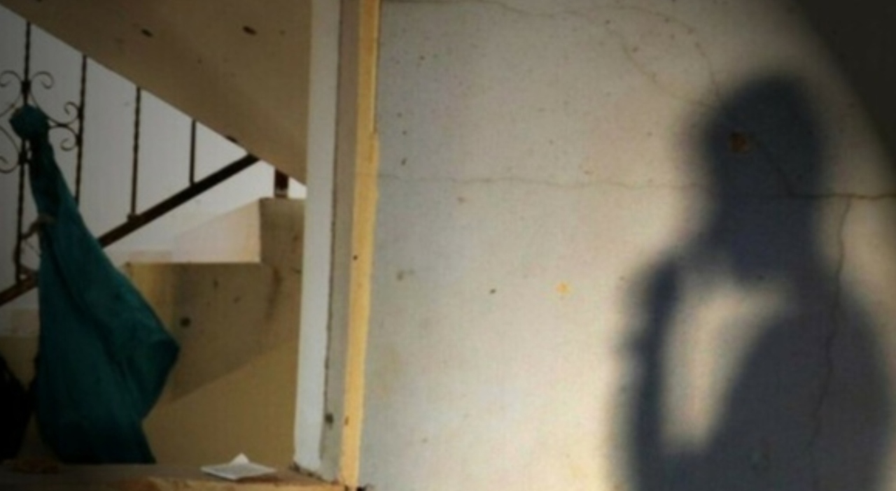 https://statics.cedscdn.it/photos/MED_HIGH/2025/06/18/8906062_18193718_violenta_figlio_coppia_ospita_trasferisce_canata_arrestato_oggi_18_6_2025.jpg